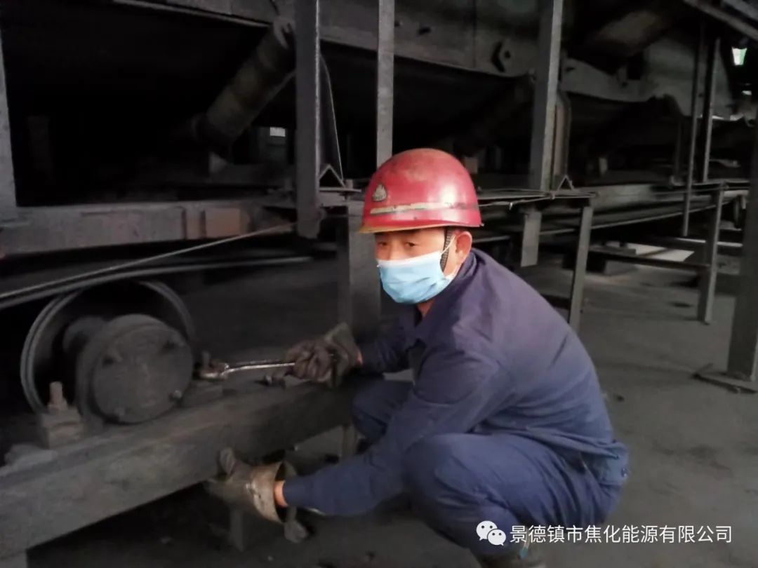 “老線這邊人手不夠，你們那邊有誰可以過來支援？”“好的，我馬上來。”聽到這個(gè)消息時(shí)，羅國安剛剛結(jié)束新線的維修工作，但他二話不說，立即拿起維修包，投入到老線的維修工作當(dāng)中。每天工作10小時(shí)以上已經(jīng)成為抗疫期間的常態(tài)，雖然身體很疲憊，但是他沒有任何怨言，“確實(shí)很辛苦、很累，但現(xiàn)在正是特殊時(shí)期，只有保障公司生產(chǎn)經(jīng)營“不斷檔”，我們生活才能“不斷線”，恰恰我所在的運(yùn)輸廠就是承擔(dān)著焦炭煤炭運(yùn)輸?shù)闹匾氊?zé)，所以我更應(yīng)該恪盡職守，保障好這些設(shè)備的穩(wěn)定運(yùn)行?！?jpg